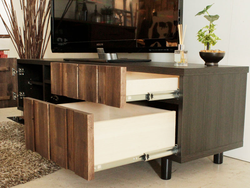 独特な木目が味わいのある雰囲気のテレビボード | シンプルモダン