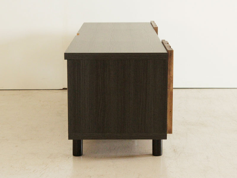 独特な木目が味わいのある雰囲気のテレビボード | シンプルモダン