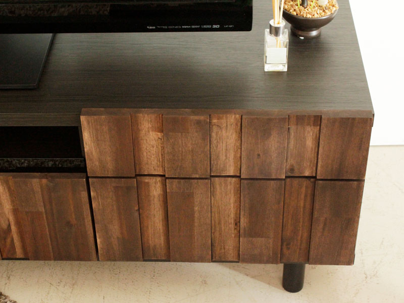 独特な木目が味わいのある雰囲気のテレビボード | シンプルモダン