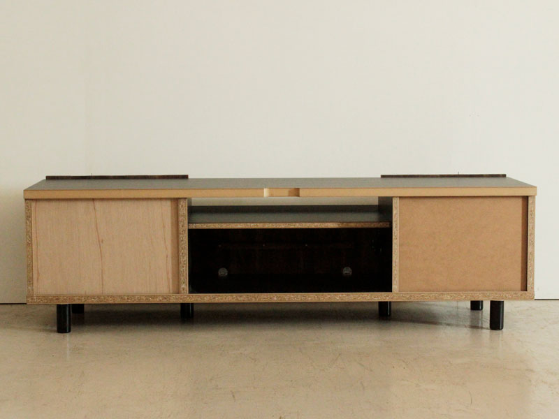 独特な木目が味わいのある雰囲気のテレビボード | シンプルモダン