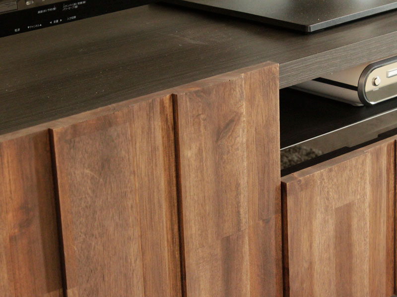 独特な木目が味わいのある雰囲気のテレビボード | シンプルモダン