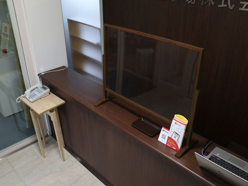 カウンターパネル｜昇降式｜デスクや受付窓口で使えます