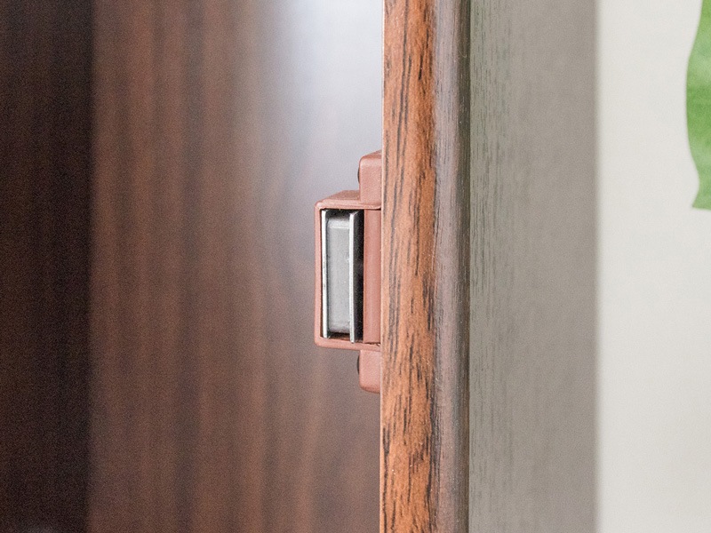 スタイリッシュなプッシュ式扉のダストボックス