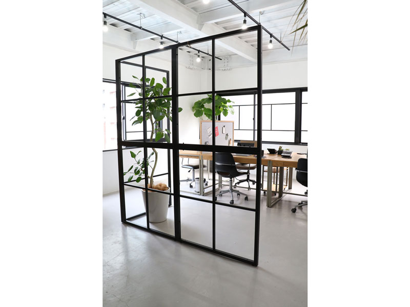 ブラックスチールのオフィス用パーテーション | インテリア・家具の