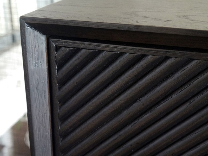 モダンな印象のモノトーンのキャビネット｜HS