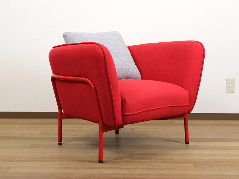 真っ赤な張地の1人掛けソファ グレーのクッション付き