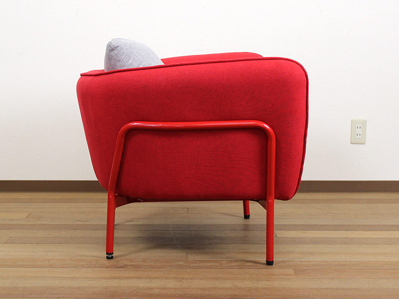 真っ赤な張地の1人掛けソファ グレーのクッション付き