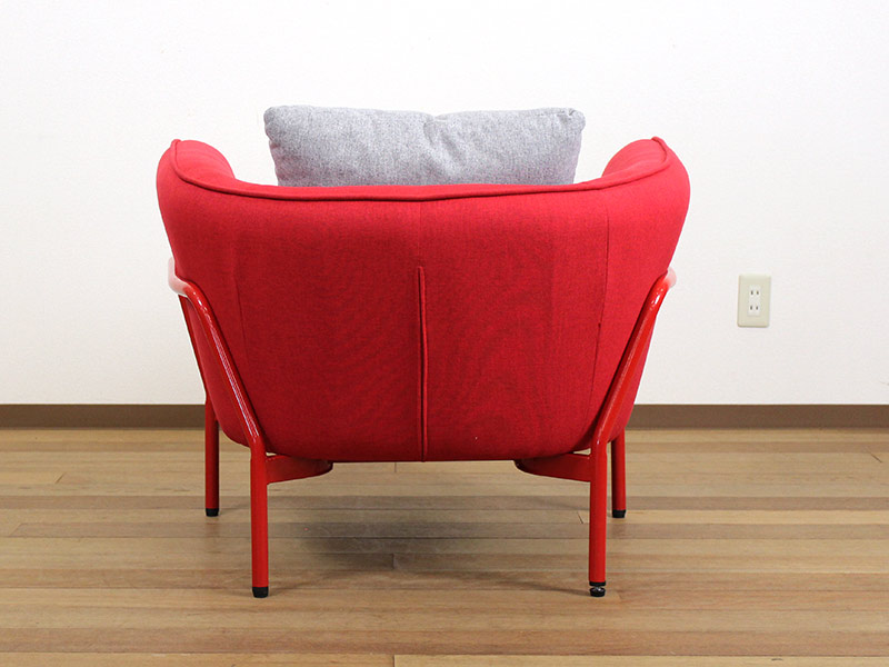 真っ赤な張地の1人掛けソファ グレーのクッション付き