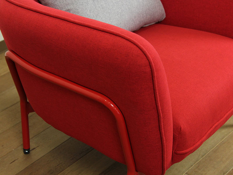 真っ赤な張地の1人掛けソファ グレーのクッション付き