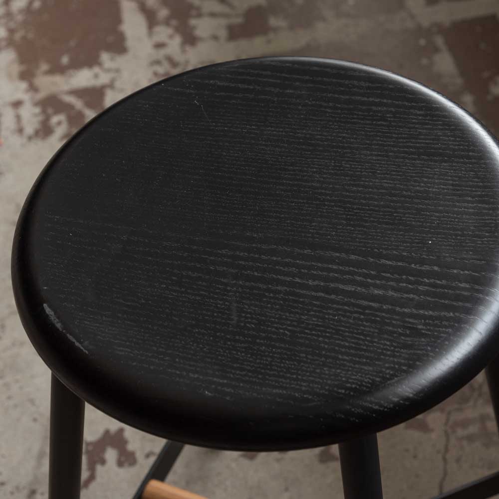 シックなブラックのスチール製ハイスツール | ハイチェア