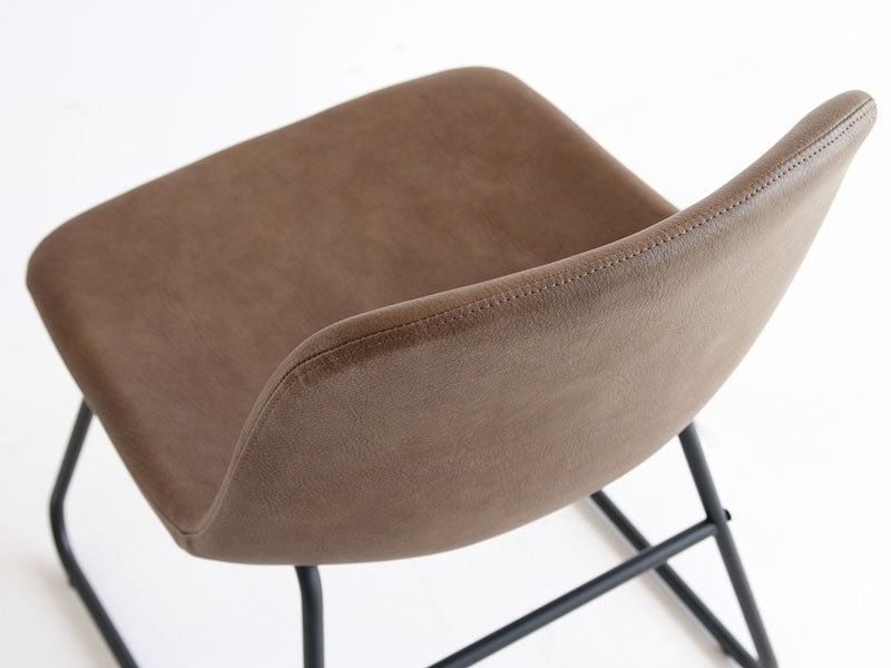 ミッドセンチュリーな雰囲気のハイチェア｜ソフトレザーとスチール