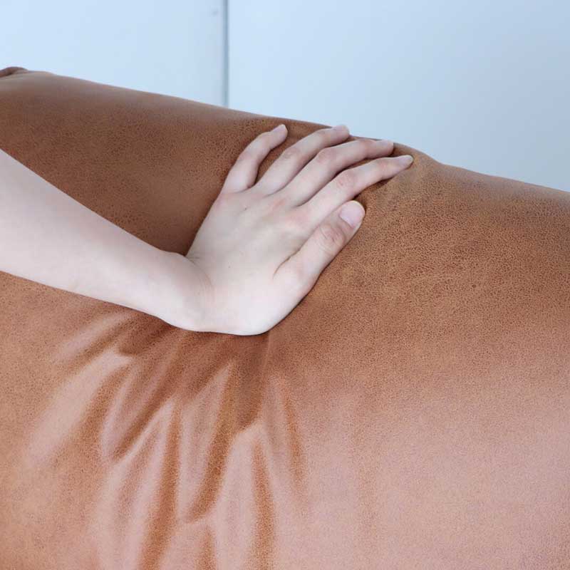 レトロモダンな魅力を放つカウチソファ｜天然木の温もりと多彩なレイアウトで暮らしにフィット