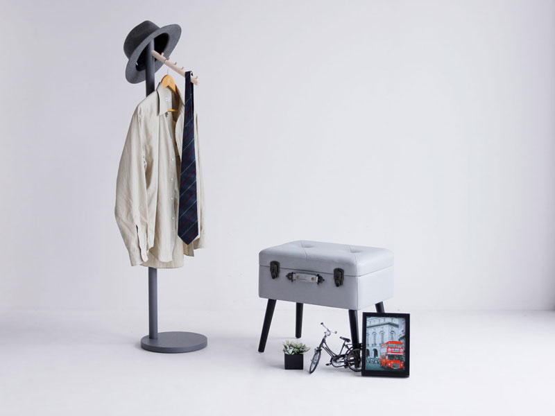 木の質感を活かしたシンプルな北欧風ポールハンガー