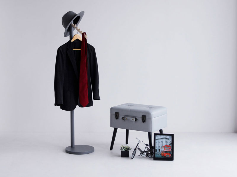 木の質感を活かしたシンプルな北欧風ポールハンガー