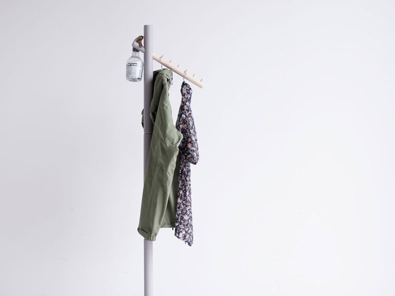 木の質感を活かしたシンプルな北欧風ポールハンガー