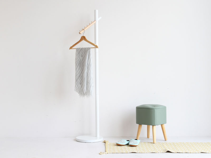 木の質感を活かしたシンプルな北欧風ポールハンガー