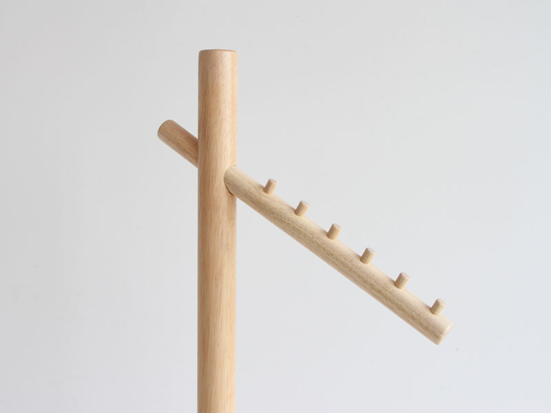 木の質感を活かしたシンプルな北欧風ポールハンガー