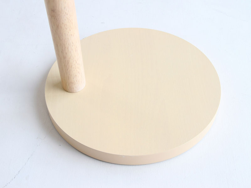 木の質感を活かしたシンプルな北欧風ポールハンガー