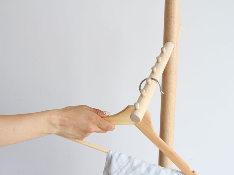 木の質感を活かしたシンプルな北欧風ポールハンガー