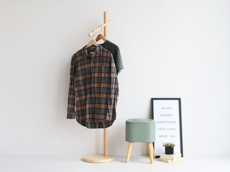 木の質感を活かしたシンプルな北欧風ポールハンガー