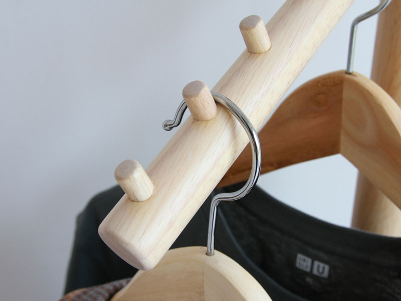 木の質感を活かしたシンプルな北欧風ポールハンガー