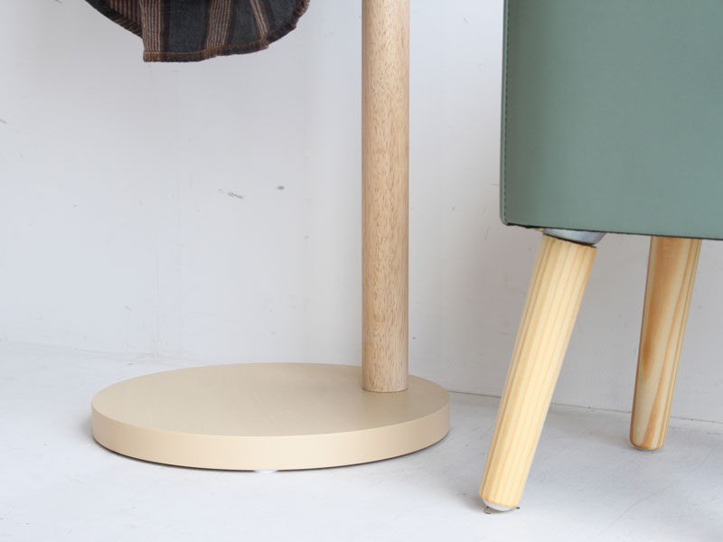 木の質感を活かしたシンプルな北欧風ポールハンガー