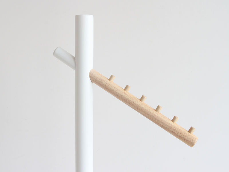 木の質感を活かしたシンプルな北欧風ポールハンガー