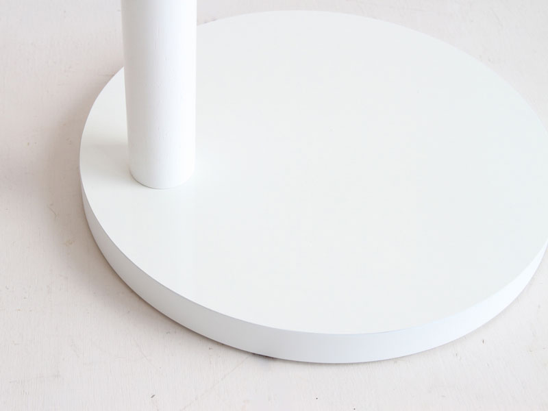 木の質感を活かしたシンプルな北欧風ポールハンガー