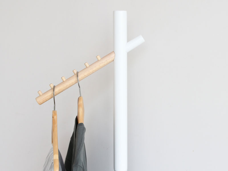 木の質感を活かしたシンプルな北欧風ポールハンガー