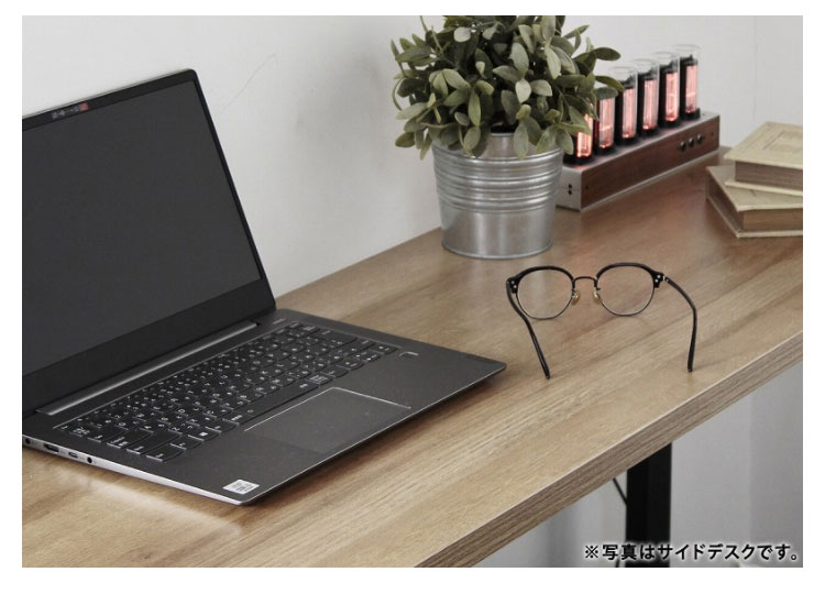 ナチュラルな木目調天板とブラックフレームのデスクシリーズ