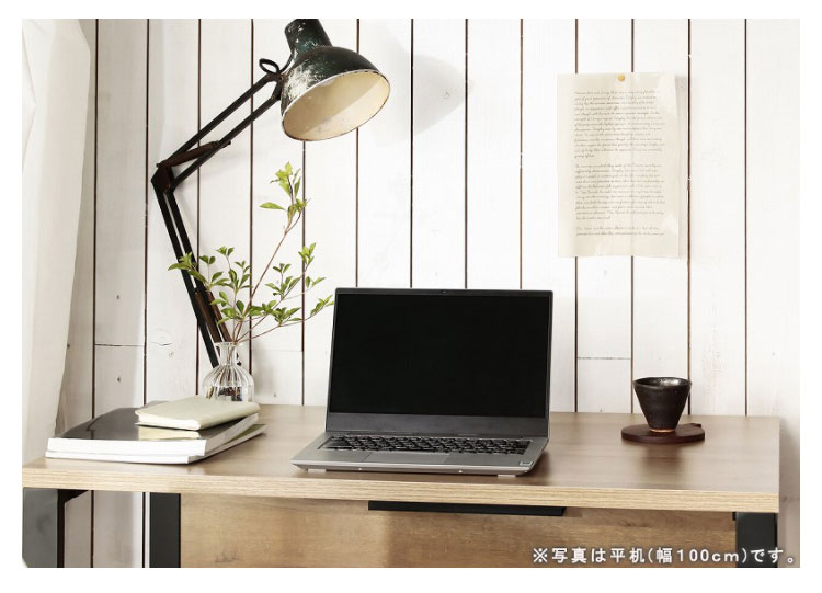 ナチュラルな木目調天板とブラックフレームのデスクシリーズ