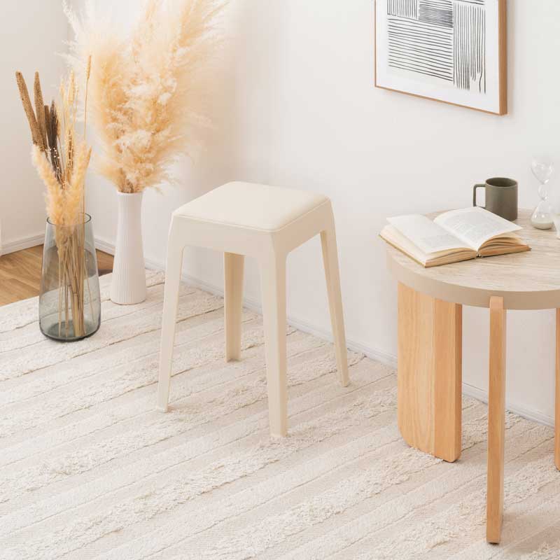 アーバンモダンな合皮スツール｜スタッキングで省スペースに