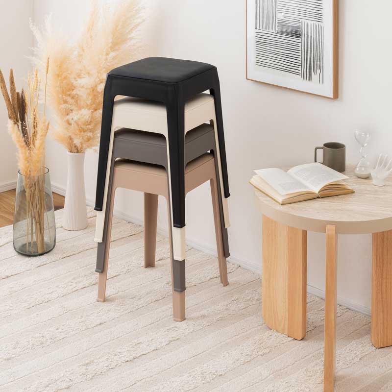 アーバンモダンな合皮スツール｜スタッキングで省スペースに美しく収納