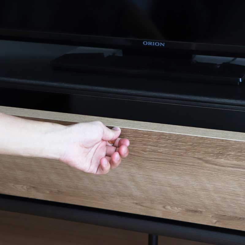 真鍮取手が映えるTVローボード｜黒天板×シャビーウッドの上質デザイン