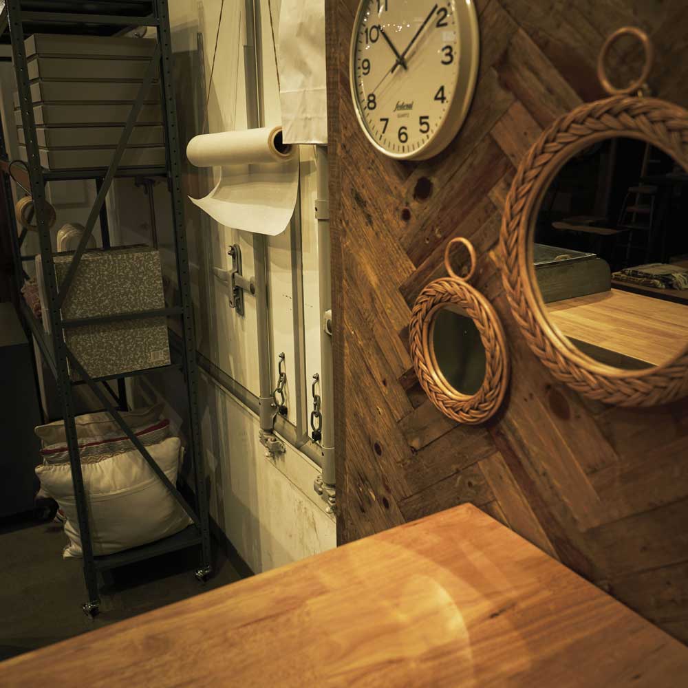 ラタンのウォールミラー｜丸型のヴィンテージ風鏡です｜ボヘミアンや