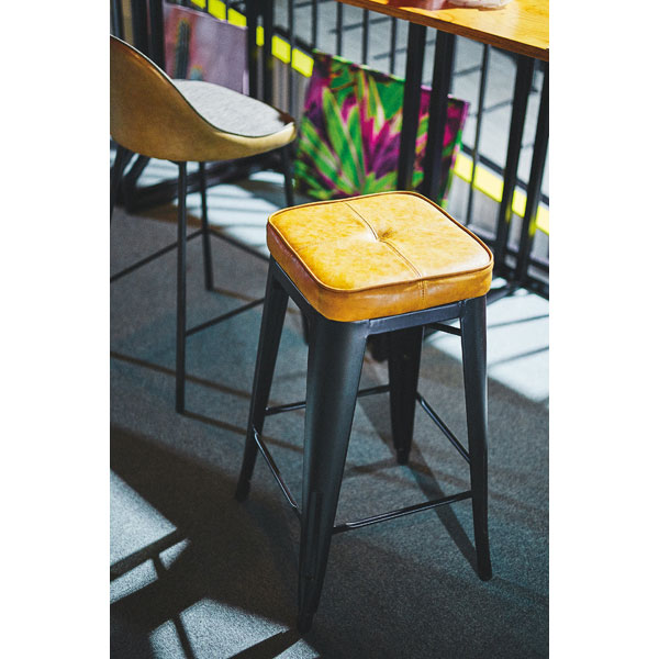 レザーの座面とブラックのアイアンがクールでかっこいいハイ