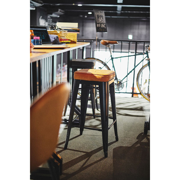 レザーの座面とブラックのアイアンがクールでかっこいいハイスツール