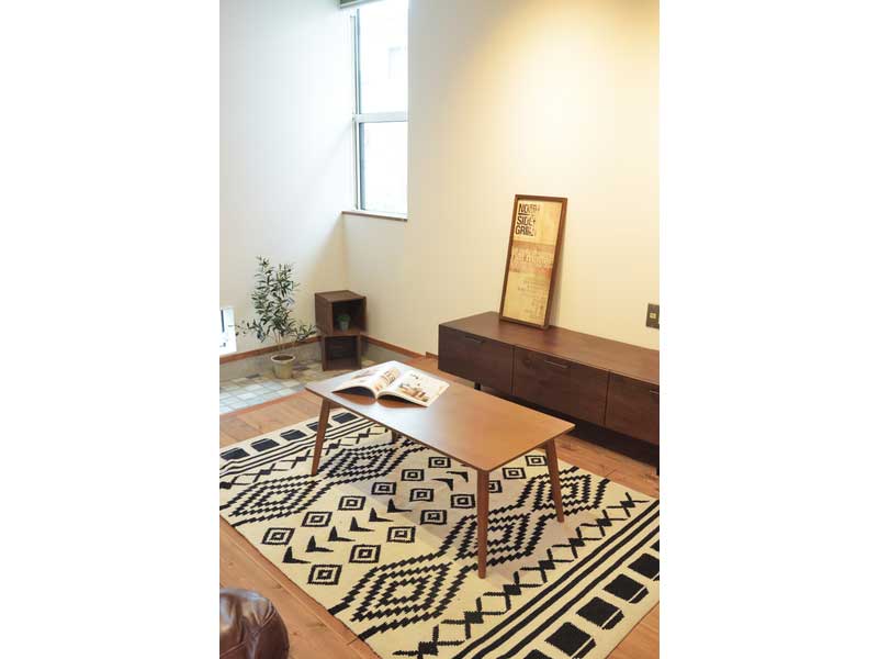 シンプルさが際立つミニマルデザインのセンターテーブル | ナチュラルインテリア