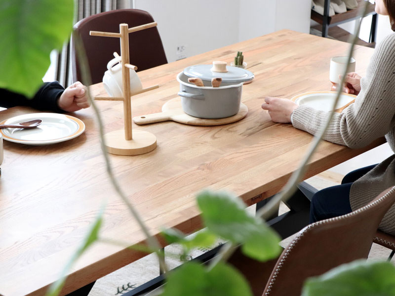 黒脚がかっこいい幅広ダイニングテーブル｜ナチュラルモダン