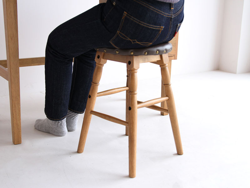 どこか懐かしさを感じるソフトヴィンテージスツール