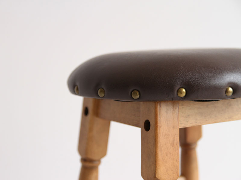 どこか懐かしさを感じるソフトヴィンテージスツール