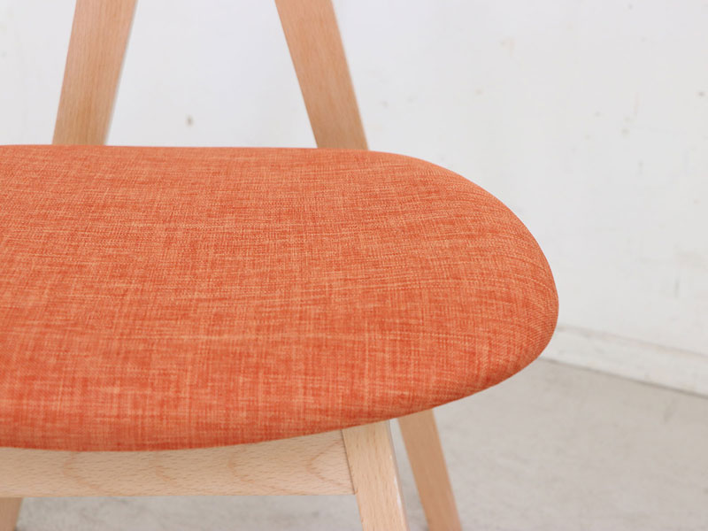 カラフルな座面と明るいビーチ材を使用した北欧風ダイニングチェア