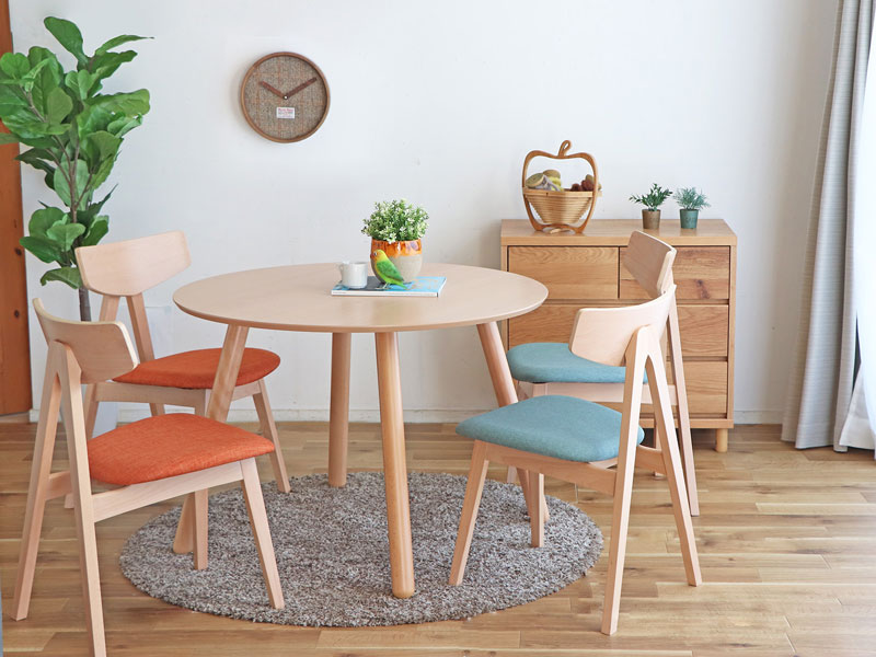 カラフルな座面と明るいビーチ材を使用した北欧風ダイニングチェア