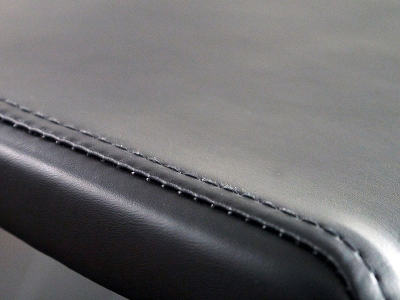 木目調の背もたれとブラックカラーの座面のコントラストが目を惹くチェア｜HL