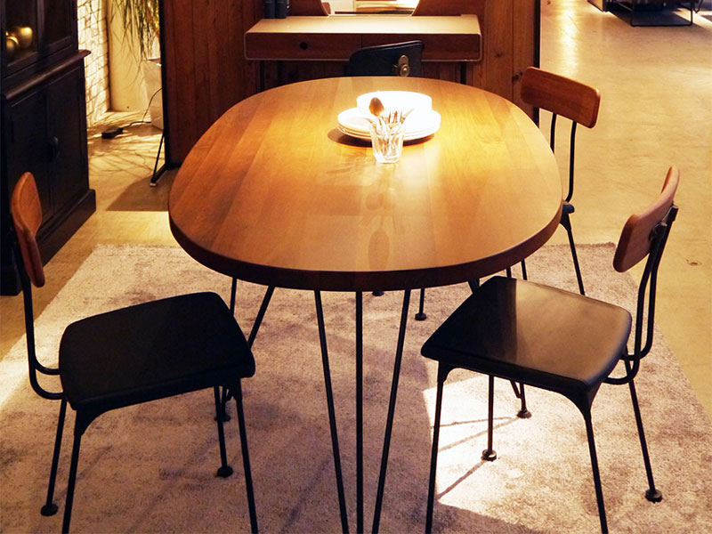 木目調の背もたれとブラックカラーの座面のコントラストが目を惹くチェア｜HL