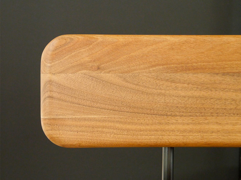 木目調の背もたれとブラックカラーの座面のコントラストが目を惹くハイチェア｜HL