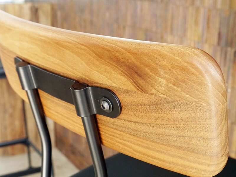 木目調の背もたれとブラックカラーの座面のコントラストが目を惹くハイチェア｜HL