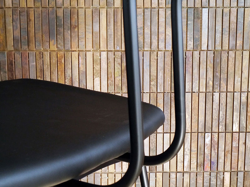 木目調の背もたれとブラックカラーの座面のコントラストが目を惹くハイチェア｜HL