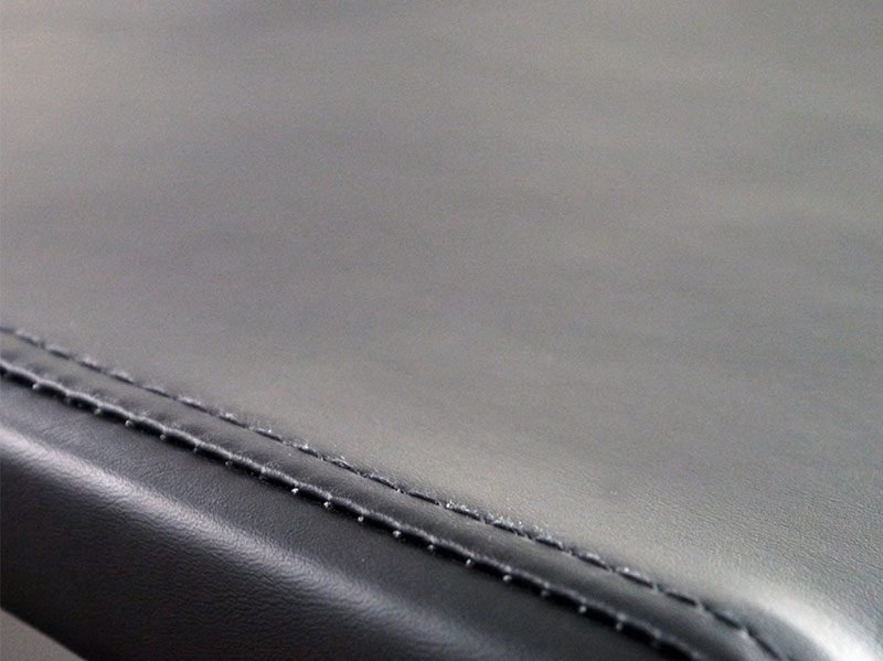 木目調の背もたれとブラックカラーの座面のコントラストが目を惹くハイチェア｜HL