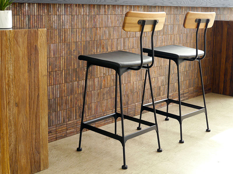 木目調の背もたれとブラックカラーの座面のコントラストが目を惹くハイチェア｜HL